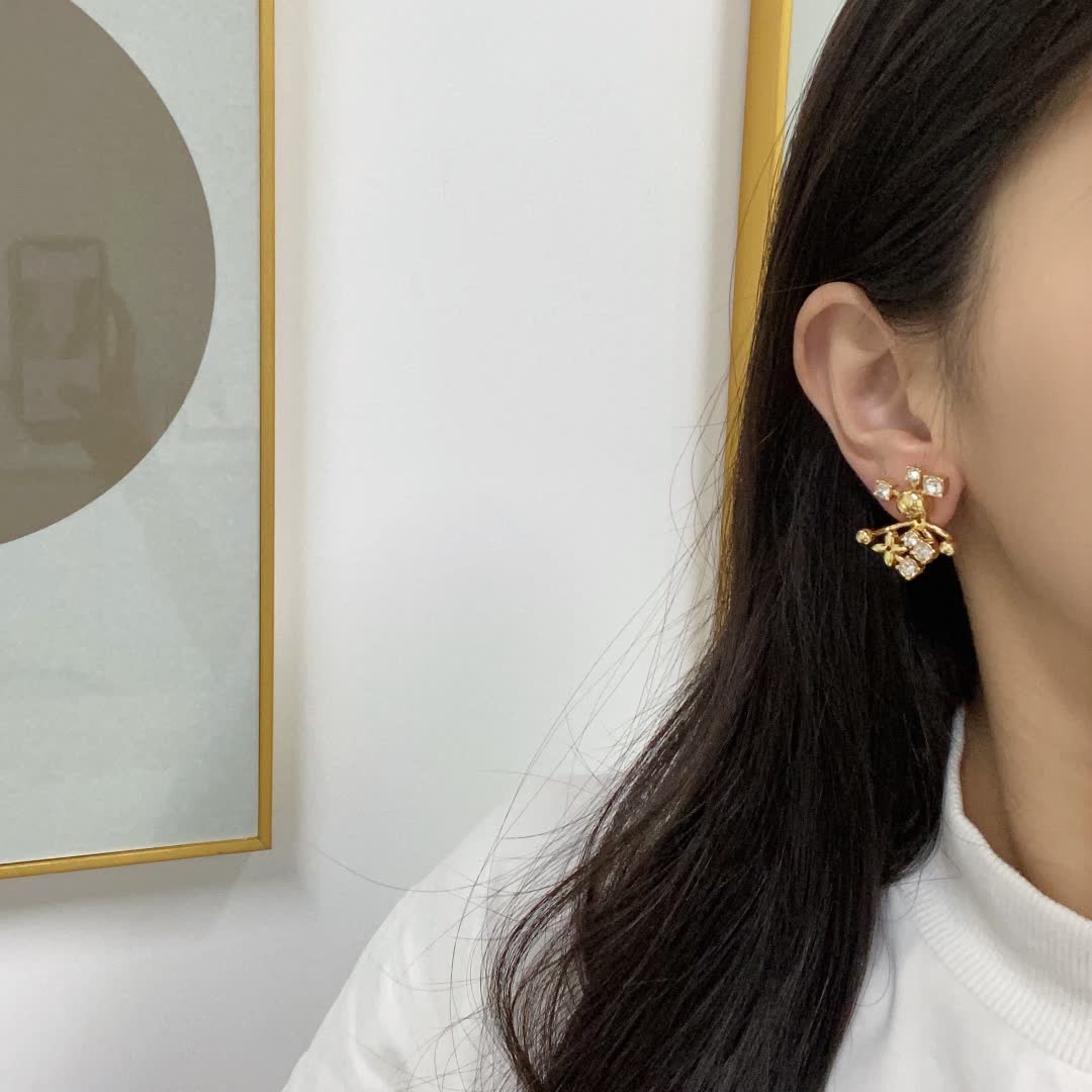 Louis Vuitton Elegant Gold and Crystal Earrings Louis Vuitton Elegant Gold and Crystal Earrings